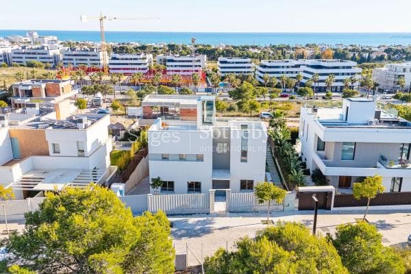 Casa o chalet independiente en Calle Margarida Xirgu, 42, La Plana, Sitges thumbnail 1