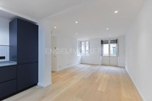 Venta de piso en Piso en Calle Nou de la Rambla, El Raval, Barcelona, Barcelona
photo 1