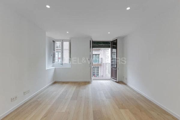 Venta de piso en Piso en Calle Nou de la Rambla, El Raval, Barcelona, Barcelona
thumbnail 2
