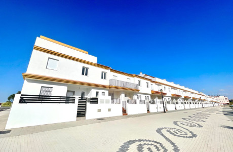 Chalet adosado en venta en calle Rocio Vega, 2