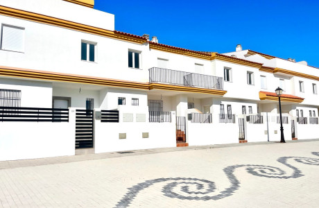 Chalet adosado en venta en calle Rocio Vega, 2