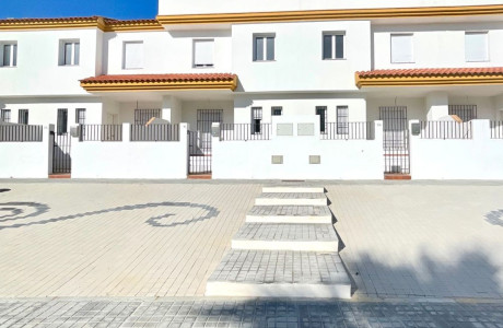 Chalet adosado en venta en calle Rocio Vega, 2