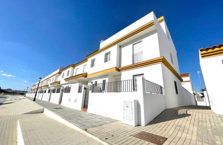 Chalet adosado en venta en calle Rocio Vega, 2