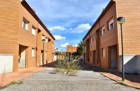 Chalet pareado en venta en Avenida Primero de Junio