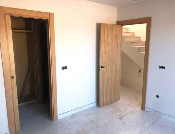 Chalet pareado en venta en calle Jose Maria Martin Carpena, 2