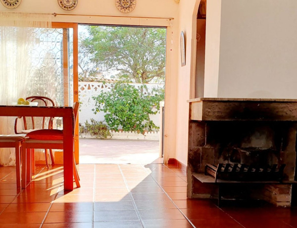 Chalet adosado en venta en calle Teruel, 10