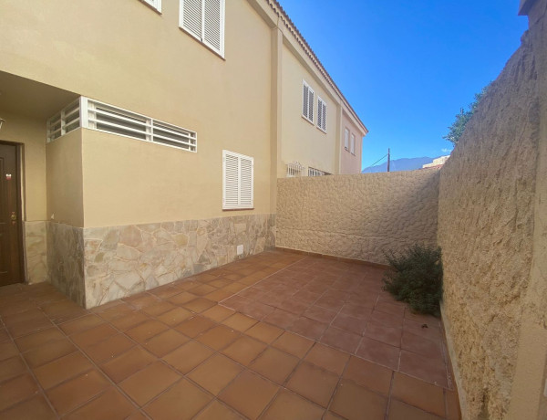 Chalet adosado en venta en calle Cortés