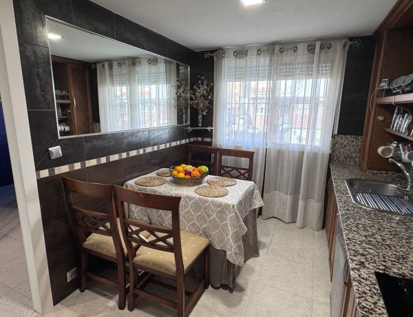 Chalet adosado en venta en calle Castillo de Rena