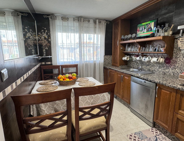 Chalet adosado en venta en calle Castillo de Rena