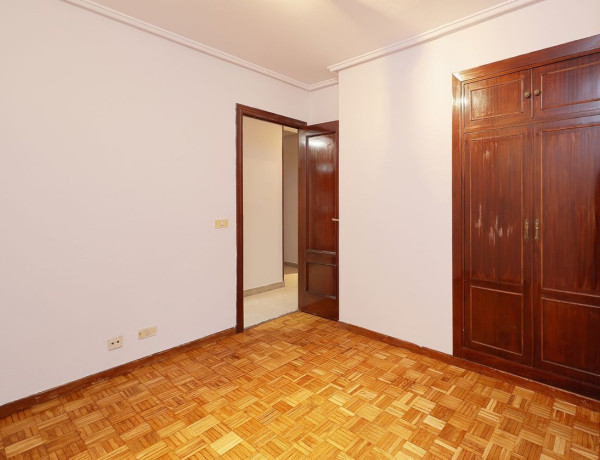 Piso en venta en calle Cabrales, 136