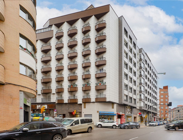 Piso en venta en calle Cabrales, 136