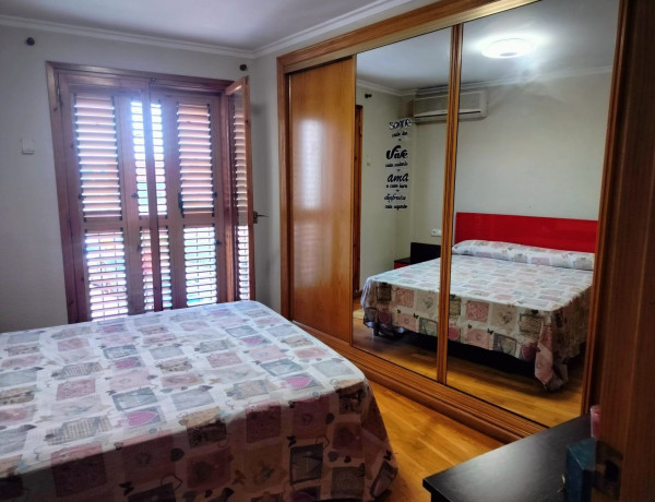 Chalet adosado en venta en calle La Lluna, 6