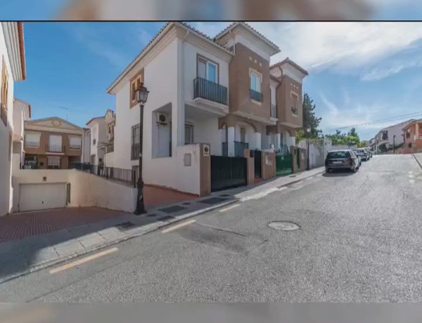 Chalet adosado en venta en calle Almendros