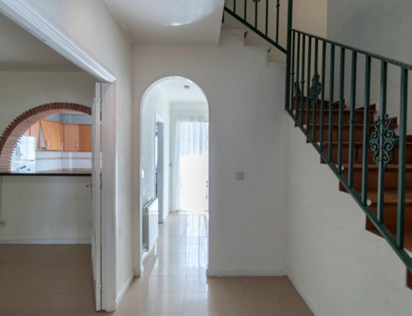 Chalet adosado en venta en calle Almendros