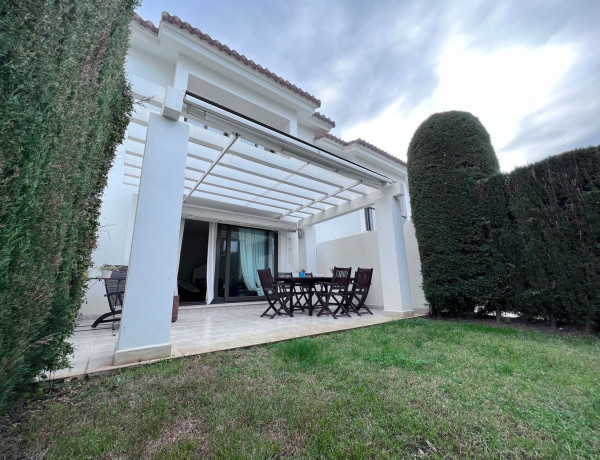 Chalet adosado en venta en calle Cisneros, 2