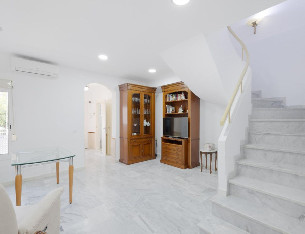 Chalet adosado en venta en calle Fedra