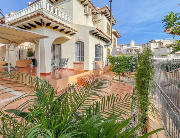 Chalet adosado en venta en calle Castillo de San Roque, 8