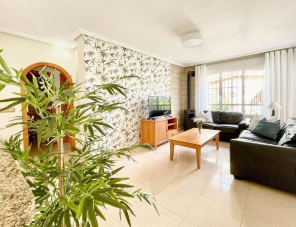 Chalet adosado en venta en calle Castillo de San Roque, 8