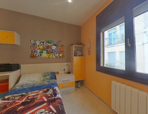 Chalet adosado en venta en calle santa cristina, 21