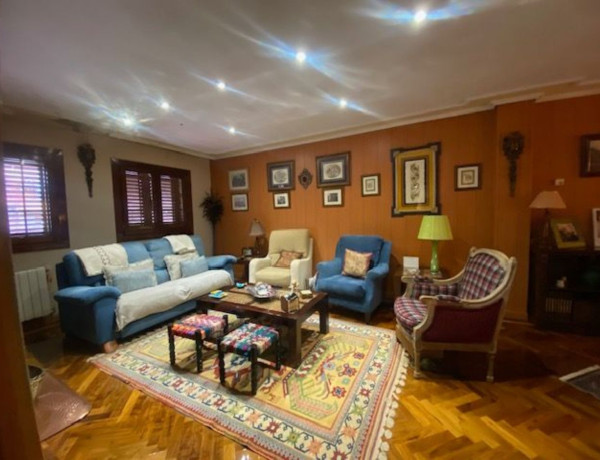 Chalet adosado en venta en plaza Córcega