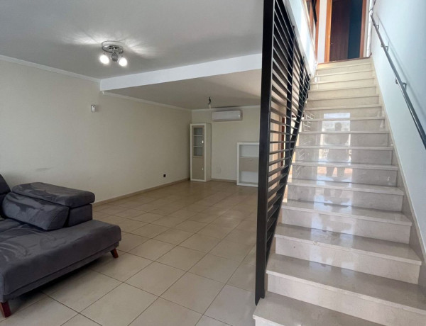 Chalet adosado en venta en calle Cedro