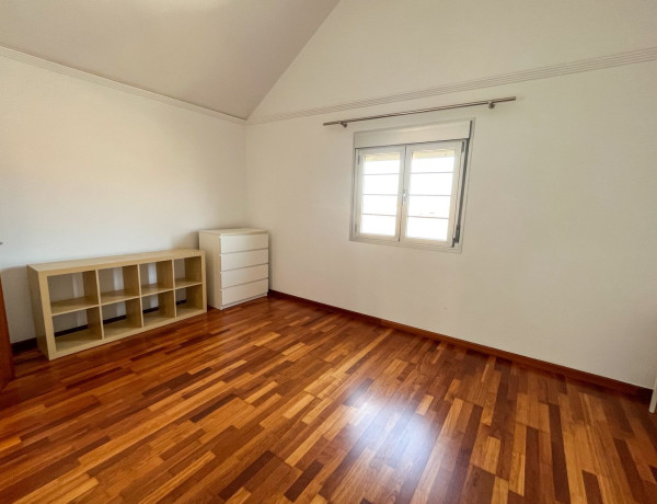 Chalet adosado en venta en calle Cedro