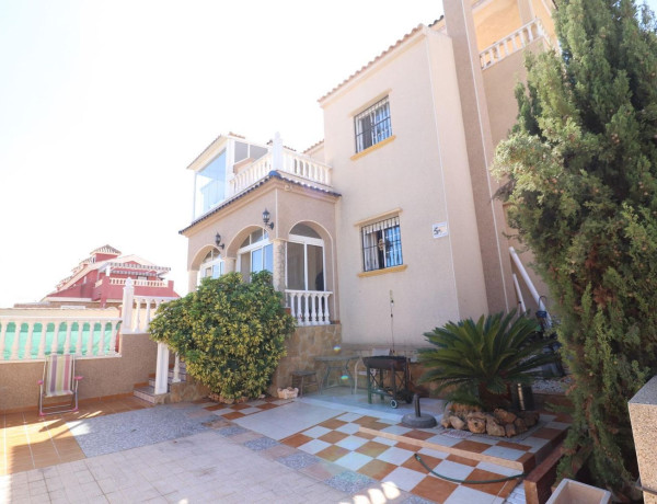 Chalet adosado en venta en calle Bidasoa