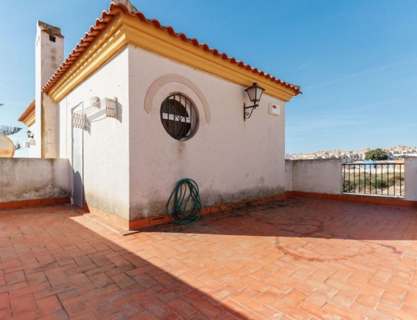 Chalet adosado en venta en calle Gabriela Mistral