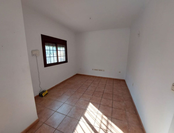 Chalet adosado en venta en calle Pilistra