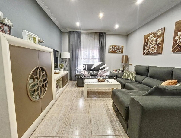 Chalet adosado en venta en calle Almería