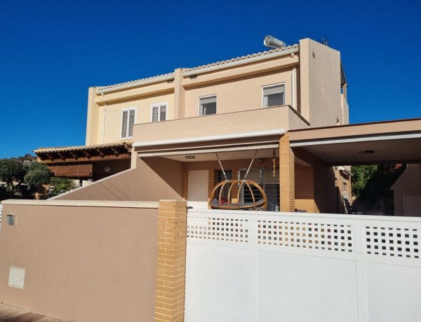 Chalet adosado en venta en calle Tarongers