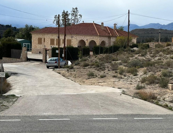 Espectacular Casa de Piedra con varias edificaciones anexas para barbacoa, office/bar, almacén, además de piscina.