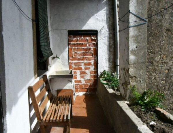 Casa de pueblo de tres plantas para reformar en el pueblo serragatino de Hoyos