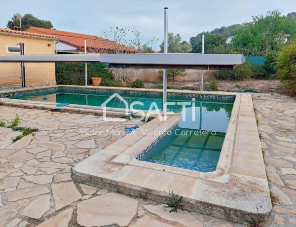 Amplio chalet independiente con piscina y jardín