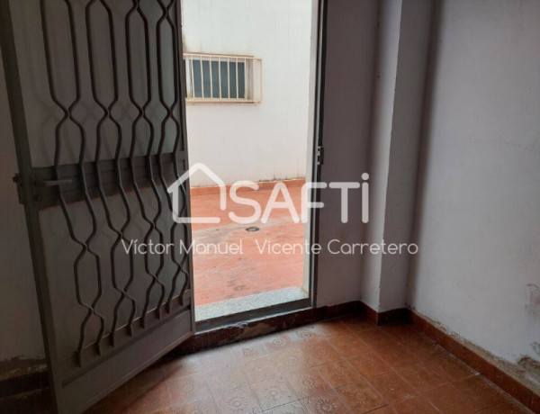 Local comercial con terraza trasera 