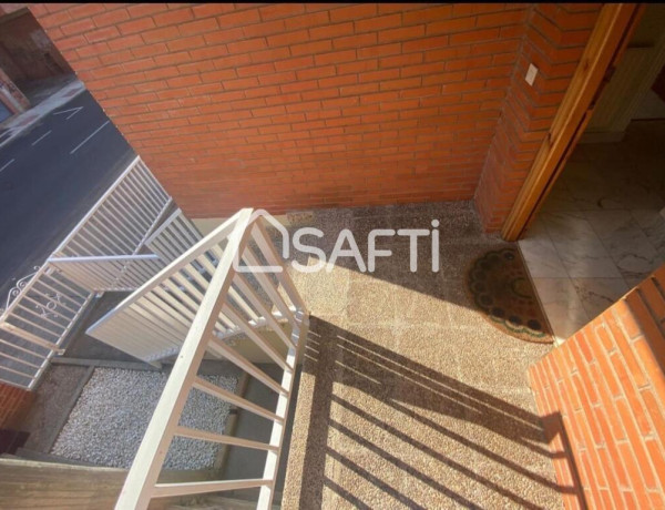 AMPLIO CHALET ADOSADO EN EL BARRIO DE LA SAL EN VENTA