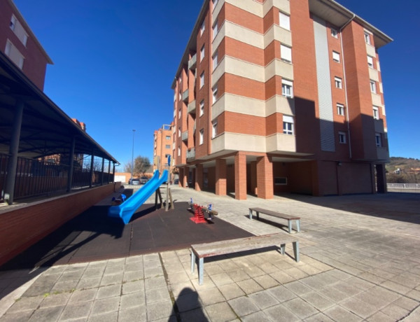 PISO JUNTO AL CENTRO COMERCIAL ESPACIO LEÓN SEMINUEVO Y MUY AMPLIO