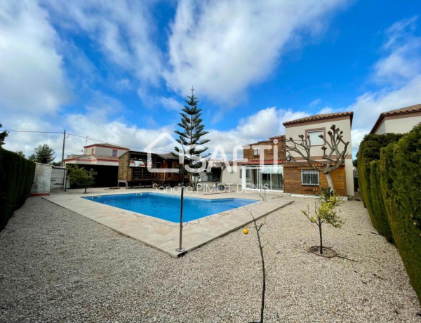 Hermosa casa individual con piscina.
