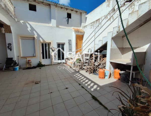 Casa de pueblo, ubicada en el corazón del campo.