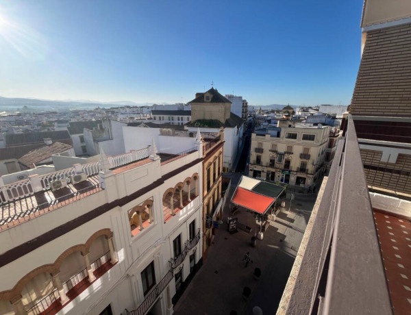 En el CENTRO de Montilla, corazón de Andalucía: Amplio Piso con Terraza y Vistas - Reforma a Tu Gusto
