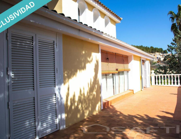 Casa/Chalet de Lujo, dentro de la cuidad y con 1.100 m2 de parcela, piscina, jardines y un apartamento independiente a la casa.