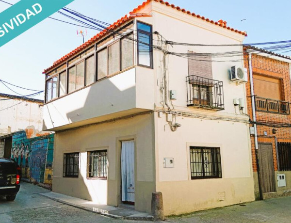 Casa de dos plantas con terraza acristalada en el centro de Lagartera.