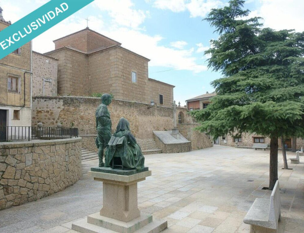 Casa de dos plantas con terraza acristalada en el centro de Lagartera.