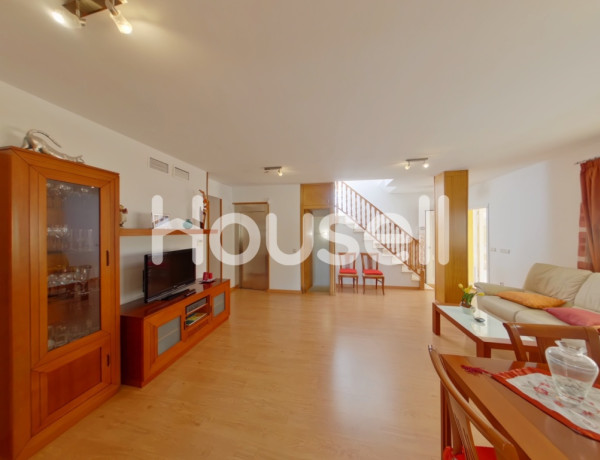 Espectacular chalet pareado de 340m², de superficie con una parcela de 60 m²en   Avenida Las Mimosas, 03509 Benidorm (Alacant)