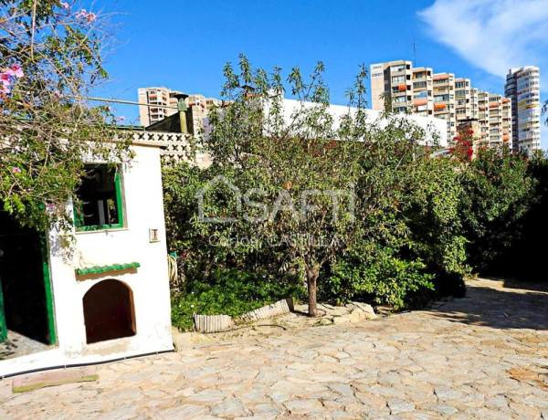 GENUINA VILLA CON VISTAS AL MAR EN ZONA EXCLUSIVA.