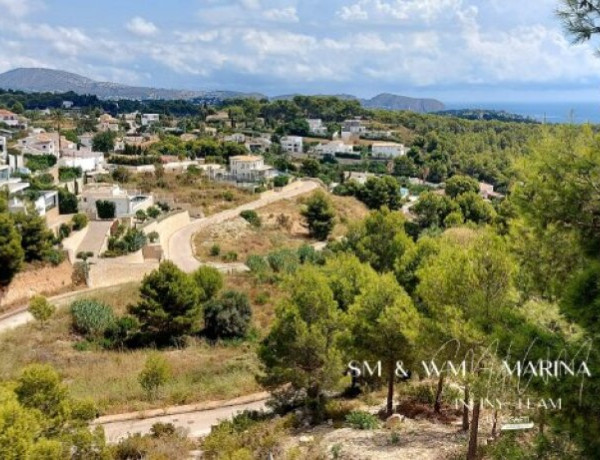 Se vende atractivo solar urbano de 1350m2 en urbanización de lujo entre Calpe y Moraira