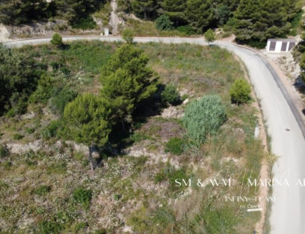 Se vende atractivo solar urbano de 1350m2 en urbanización de lujo entre Calpe y Moraira