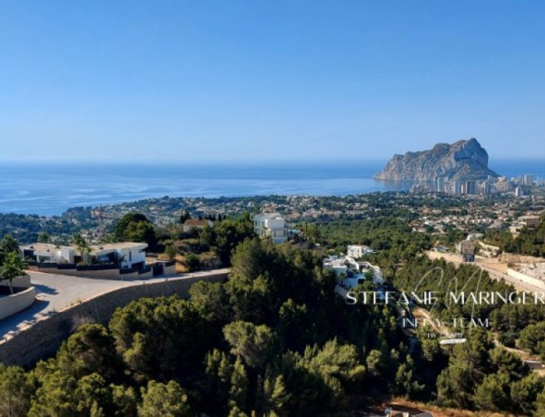 En venta solar urbano de 1350m2 en urbanización de lujo entre Calpe y Moraira