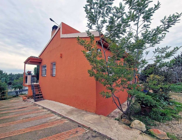 CHALET INDEPENDIENTE DENTRO DE 1,6 HECTÁREAS DE TERRENO RÚSTICO EN VILLANUEVA DE LA CAÑADA (MADRID).