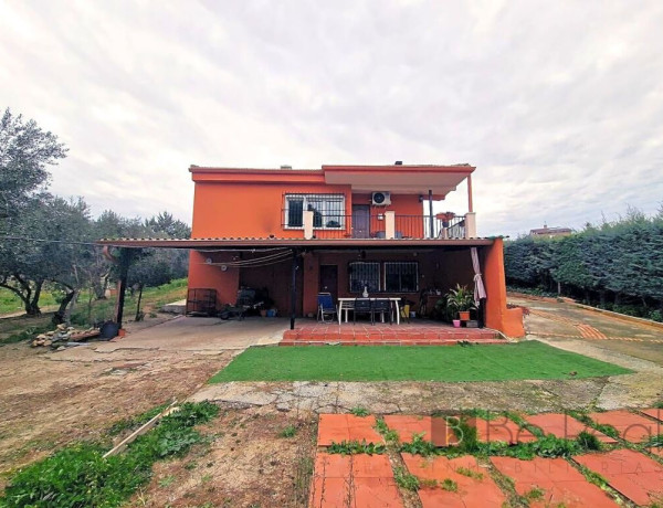 CHALET INDEPENDIENTE DENTRO DE 1,6 HECTÁREAS DE TERRENO RÚSTICO EN VILLANUEVA DE LA CAÑADA (MADRID).